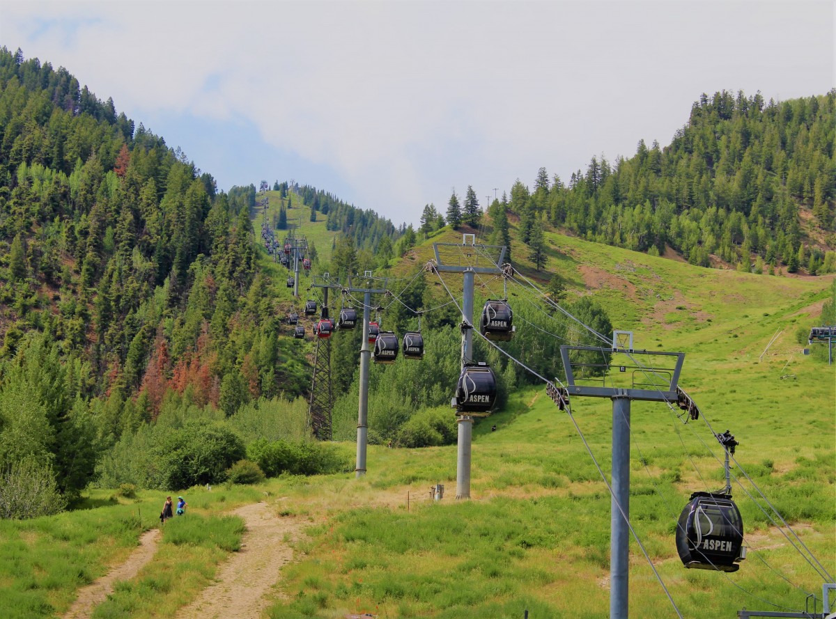 Silver Queen gondola ski lift in the summer. The footpass office for non-skiers is at the bottom.