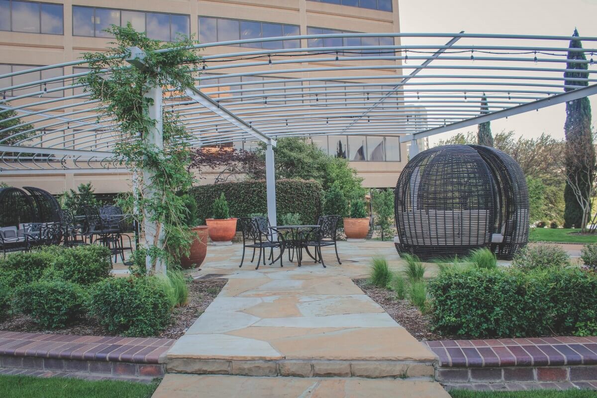 Pretty patio area in secluded area in Las Colinas
