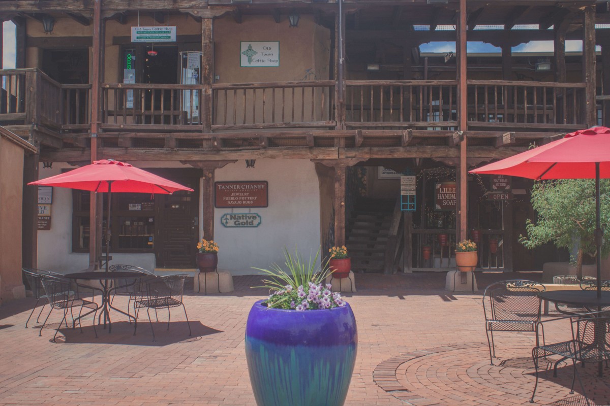 one of the plazas filled with art galleries