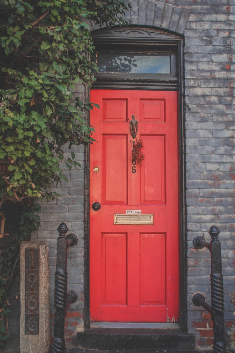 red front door that shows why walking around is one of the best things to do in Georgetown DC