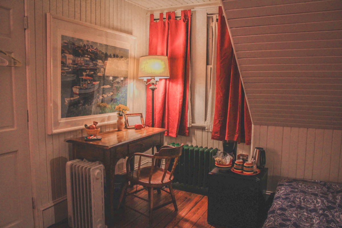 Philadelphia Airbnb desk plus fridge