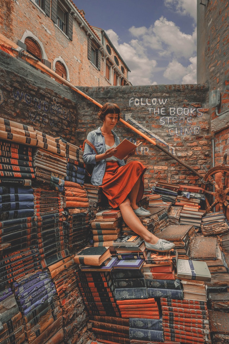 best bookstores in the world : Libreria Acqua Alta, Italy