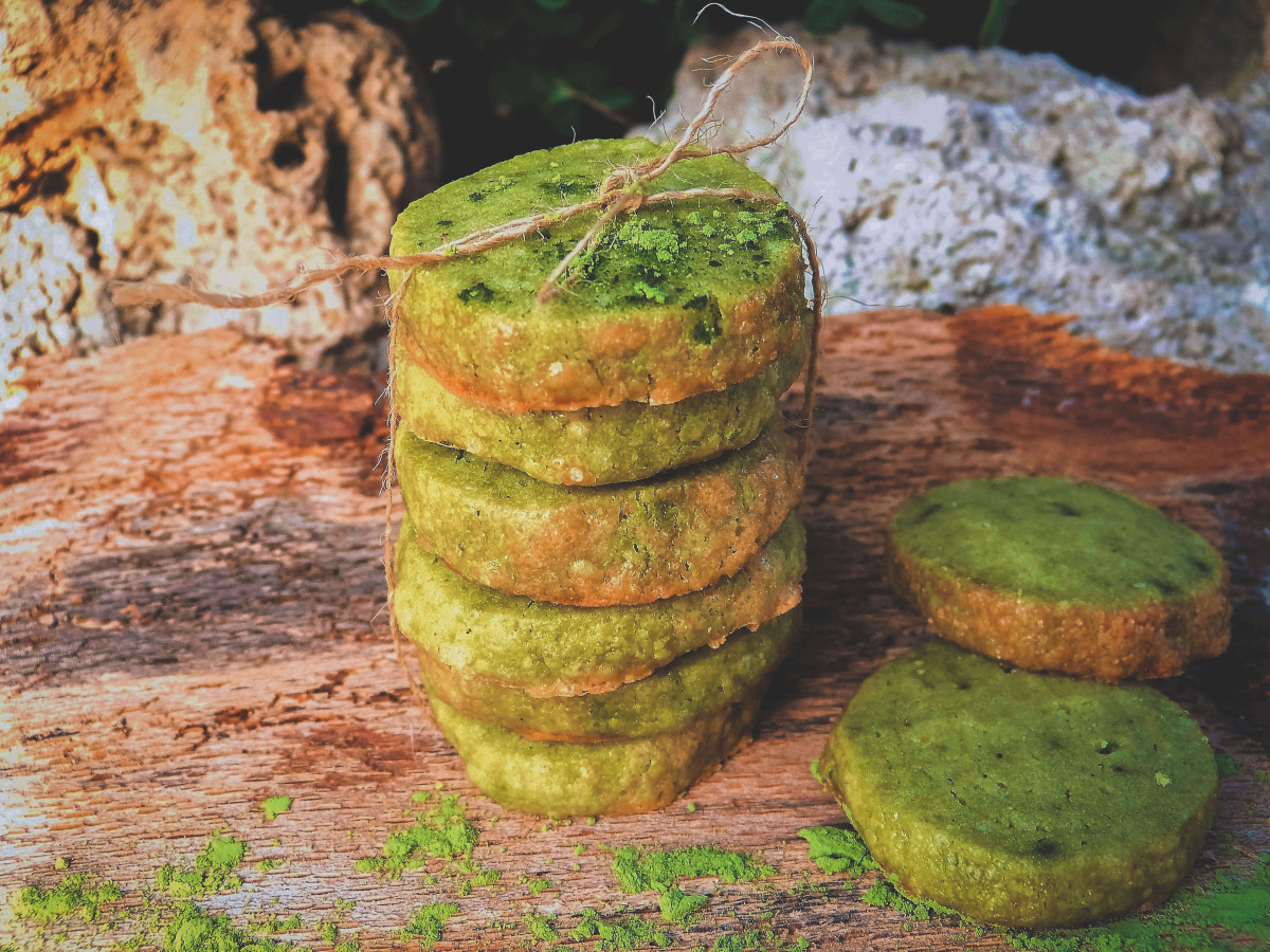 crumbly matcha cookies