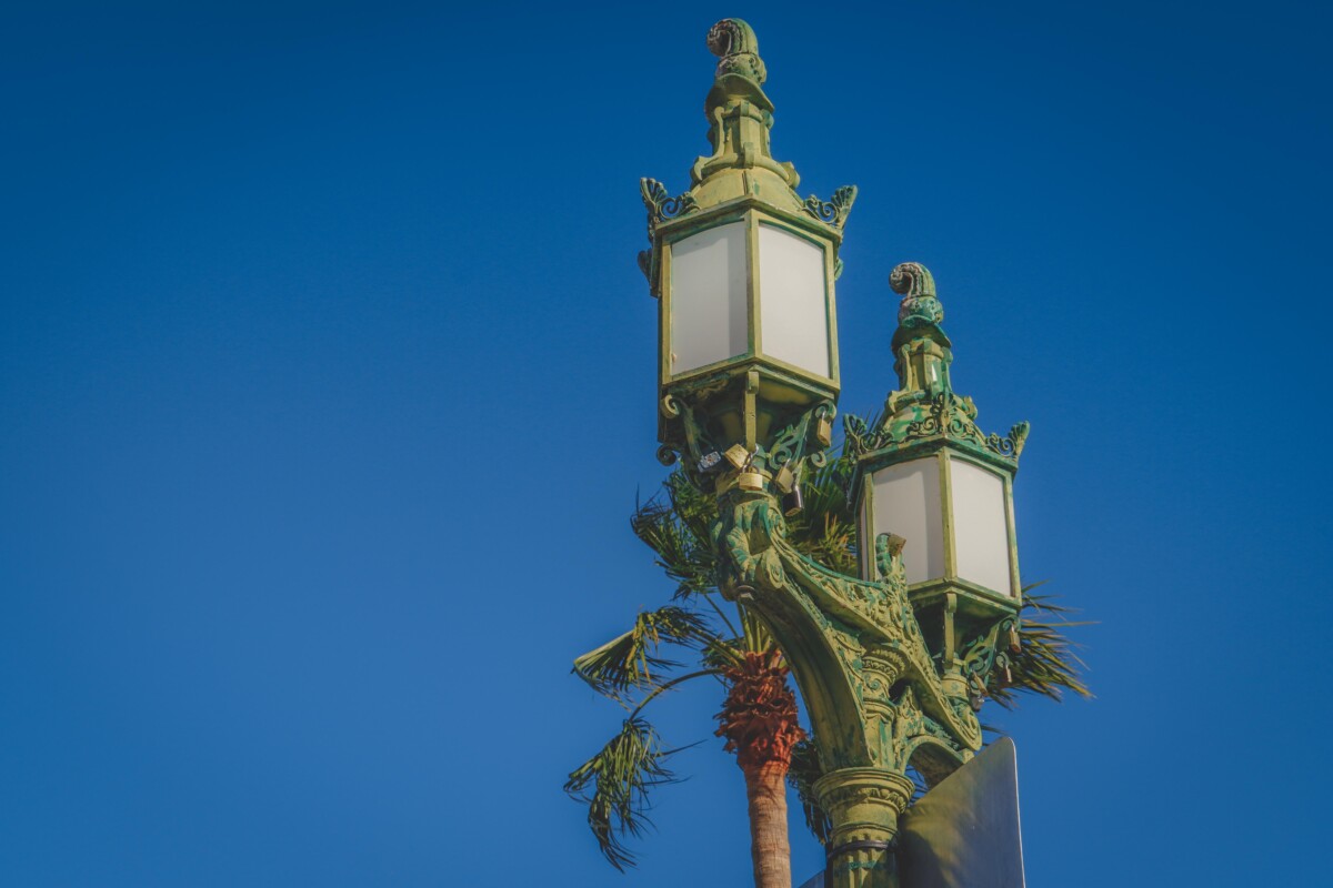 coat of arms bearing lampposts